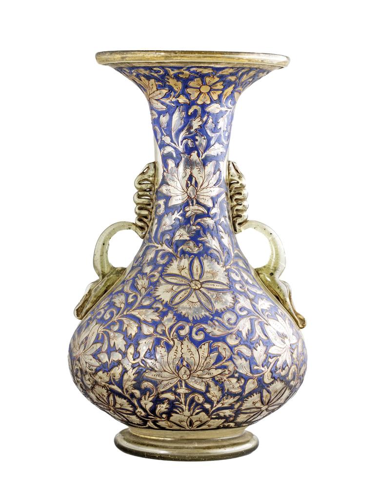 Bouteille à décor sinisant. Égypte ou Syrie, vers 1350-1360. Verre soufflé, émaillé et doré. H. 35 cm. Apt, trésor de la cathédrale. 