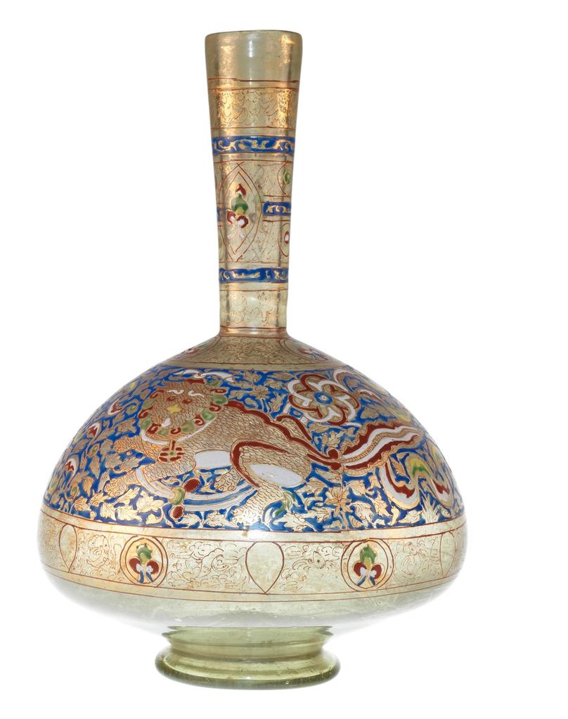 Bouteille aux lions sinisants. Égypte ou Syrie, milieu du XIVe siècle. Verre soufflé, émaillé et doré. H. 39 cm, D. max. 27 cm. Lisbonne, musée Gulbenkian. 