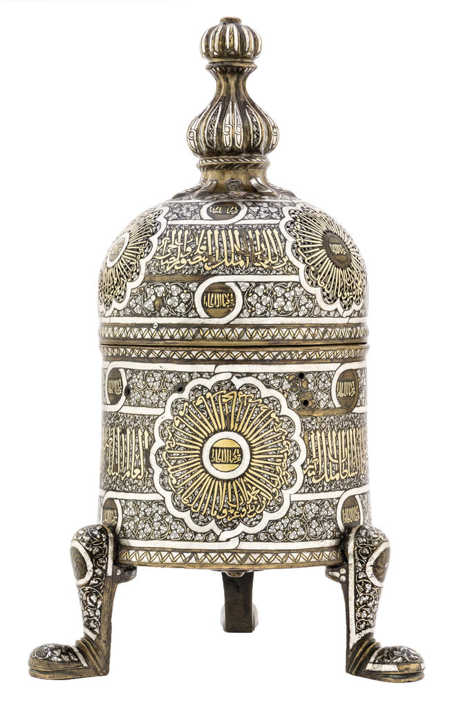 Brûle-parfum au nom du sultan al-Nasir Muhammad ibn Qalawun. Égypte ou Syrie, vers 1330-1341. Alliage cuivreux ciselé, incrusté d’or, d’argent et de pâte noire. H. 36,5 cm, D. 16,5 cm. Doha, Museum of Islamic Art. 