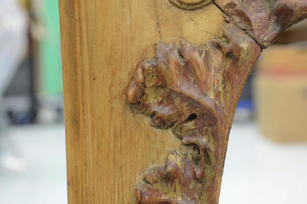 Traces de dorure sur les parties en bois sculpté du bureau de Valtesse de la Bigne.