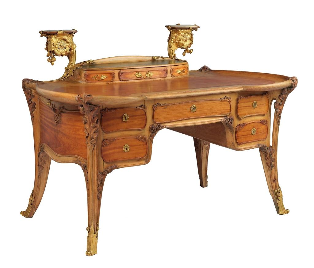 Attribué à un atelier du faubourg Saint-Antoine, bureau de Valtesse de la Bigne, 1905. Hêtre, tulipier de Virginie, citronnier de Ceylan, citronnier de Saint-Domingue, bronze doré, cuir, 103 x 140,5 x 83,5 cm. Paris, MAD, don galerie Steinitz en 2019.