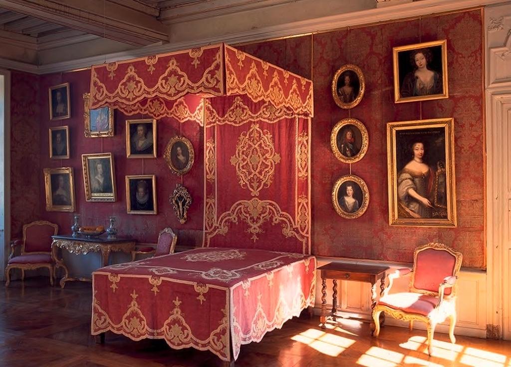 Au sein du château, la chambre de Roger de Rabutin réunit divers portraits féminins.