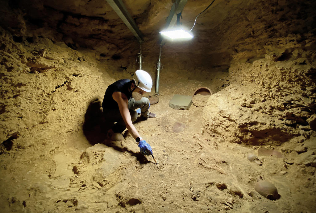 Fouille en cours dans un hypogée par le Dr Joyce Nassar, archéo-anthropologue.