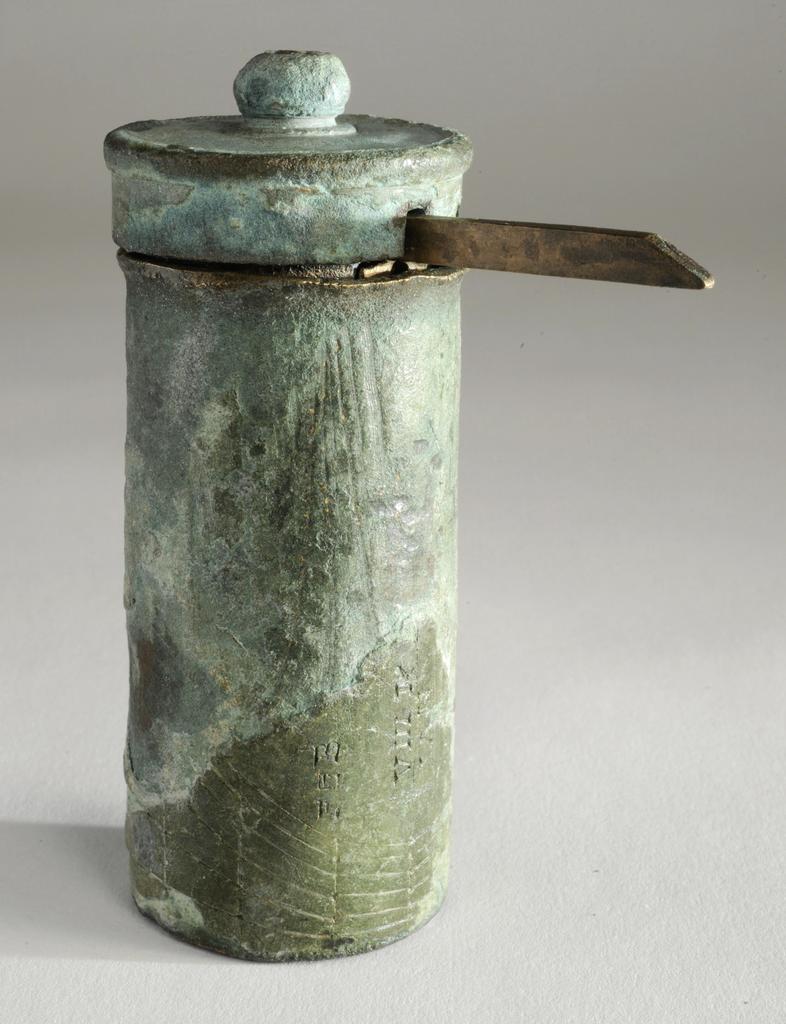 Cadran solaire portatif de Domjulien (Vosges). Alliage cuivreux. H. 13 cm ; diam. 4,5 cm. Collection du Musée départemental d’art ancien et contemporain, Épinal (L.IV.D.5).