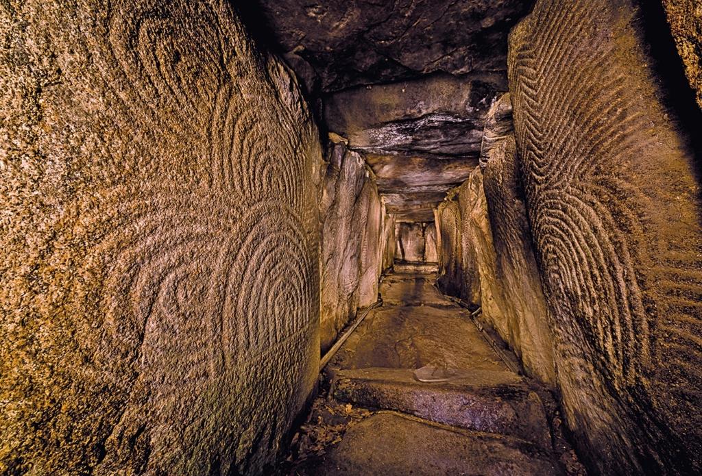 Intérieur du cairn de Gavrinis, Larmor-Baden.