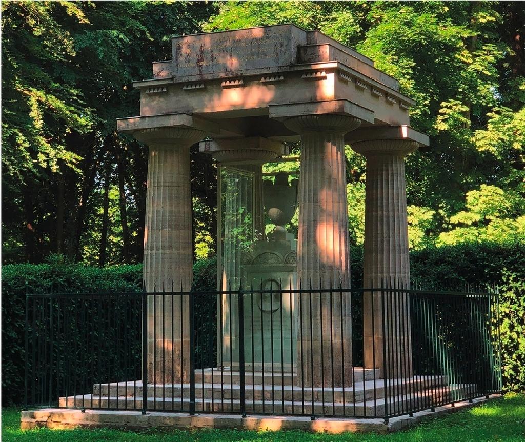 Le cénotaphe de Cook.