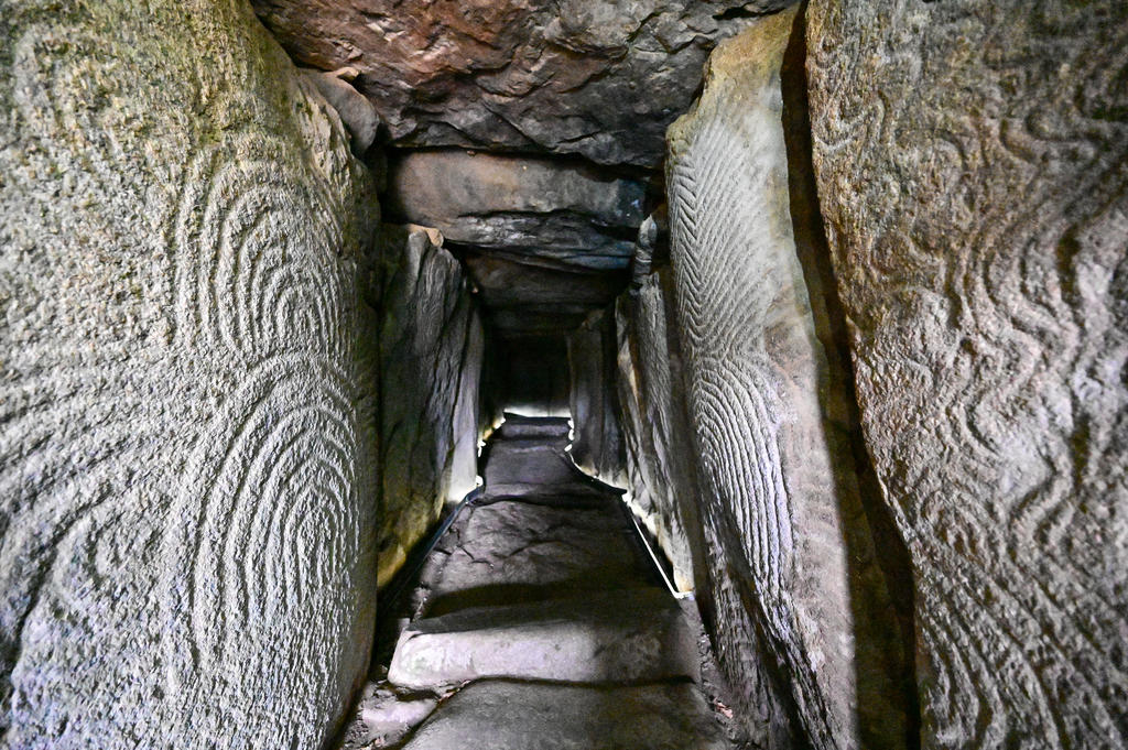 La chambre à couloir et les gravures du cairn de Gavrinis. 