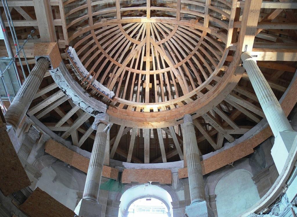 Au château de Lunéville, la charpente de la chapelle a fait l'objet d'une restitution après l’incendie de 2003.