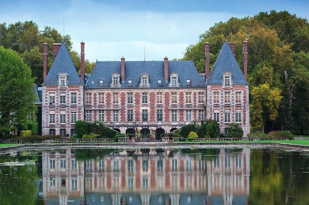 Vue extérieure du château de Courances.