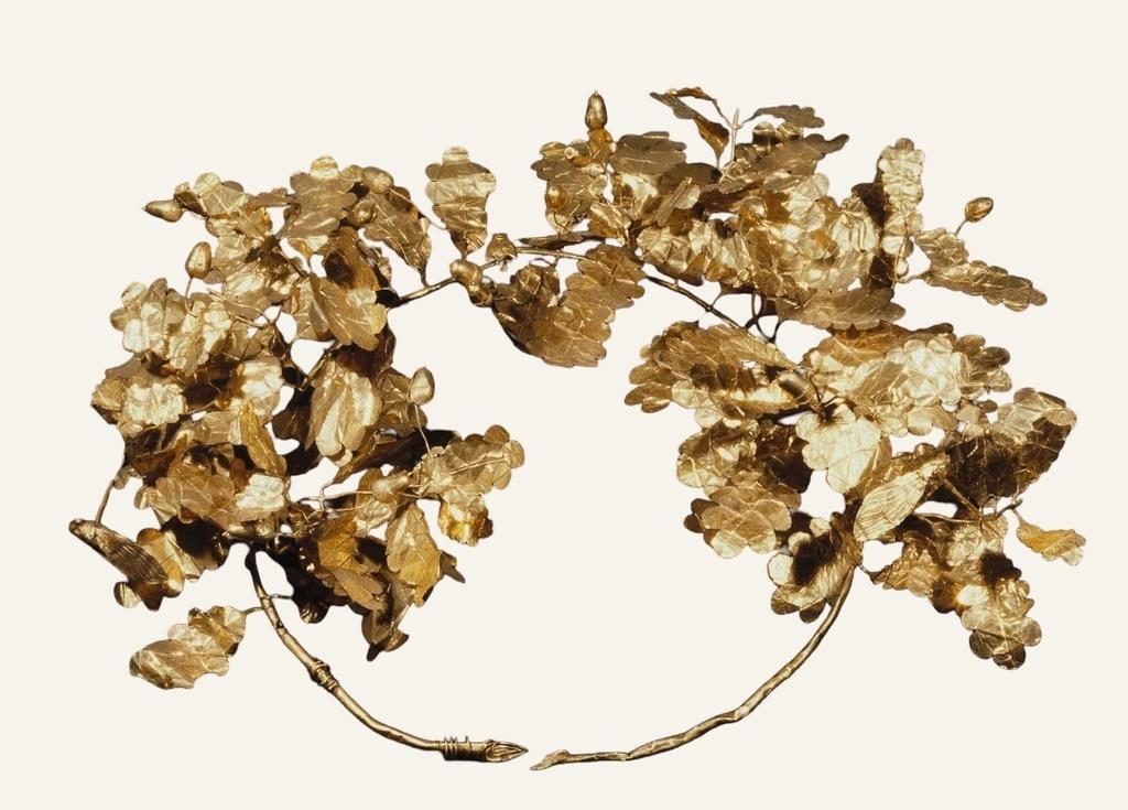 Couronne de feuilles de chêne doré, 350-300 avant notre ère. Découverte dans la région des Dardanelles, en Turquie actuelle. D. 23 cm. 