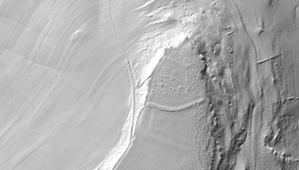 Couverture LiDAR à Arnay-le-Duc (Côte-d’Or). La microtopographie des lieux révèle un éperon triangulaire barré par un volumineux rempart. La partie interne de la fortification montre aussi des structures compartimentant l’espace.