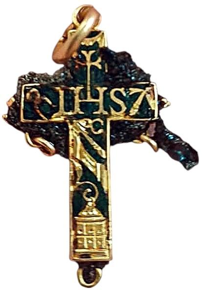 Croix en or issue de latrines utilisées entre le XVIIe et le XIXe siècle. 