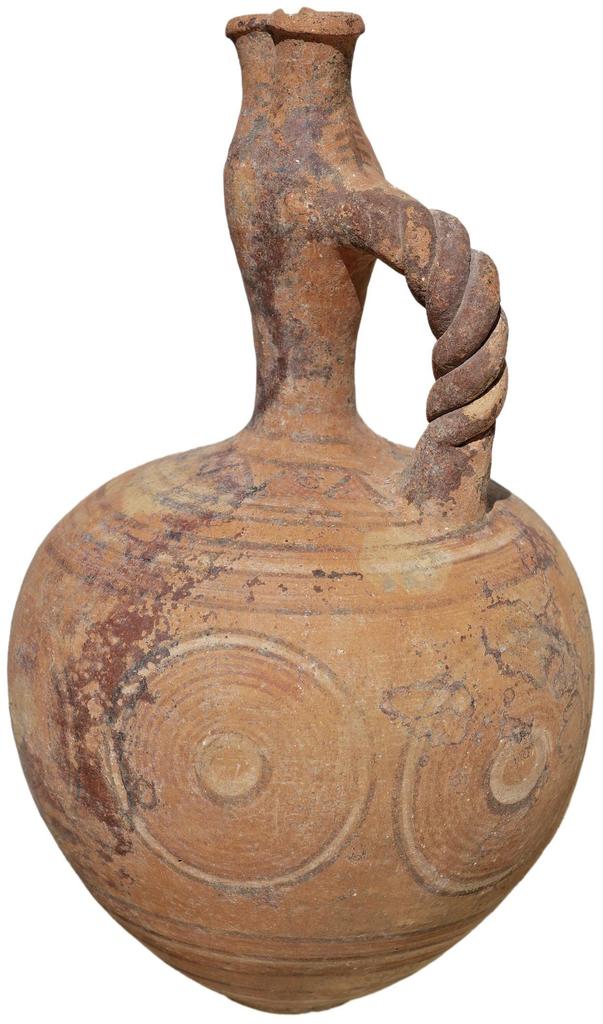 Cruche à anse torsadée décorée de motifs géométriques peints.