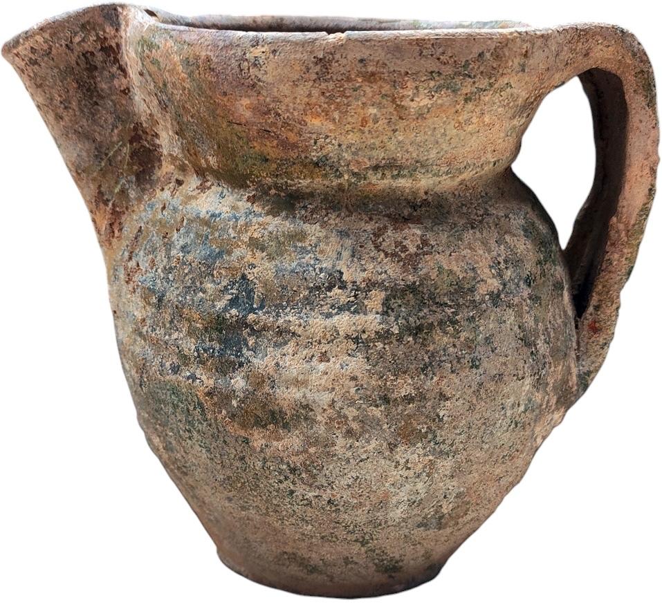 Cruche en céramique issue de latrines des XIIIe et XIVe siècles.