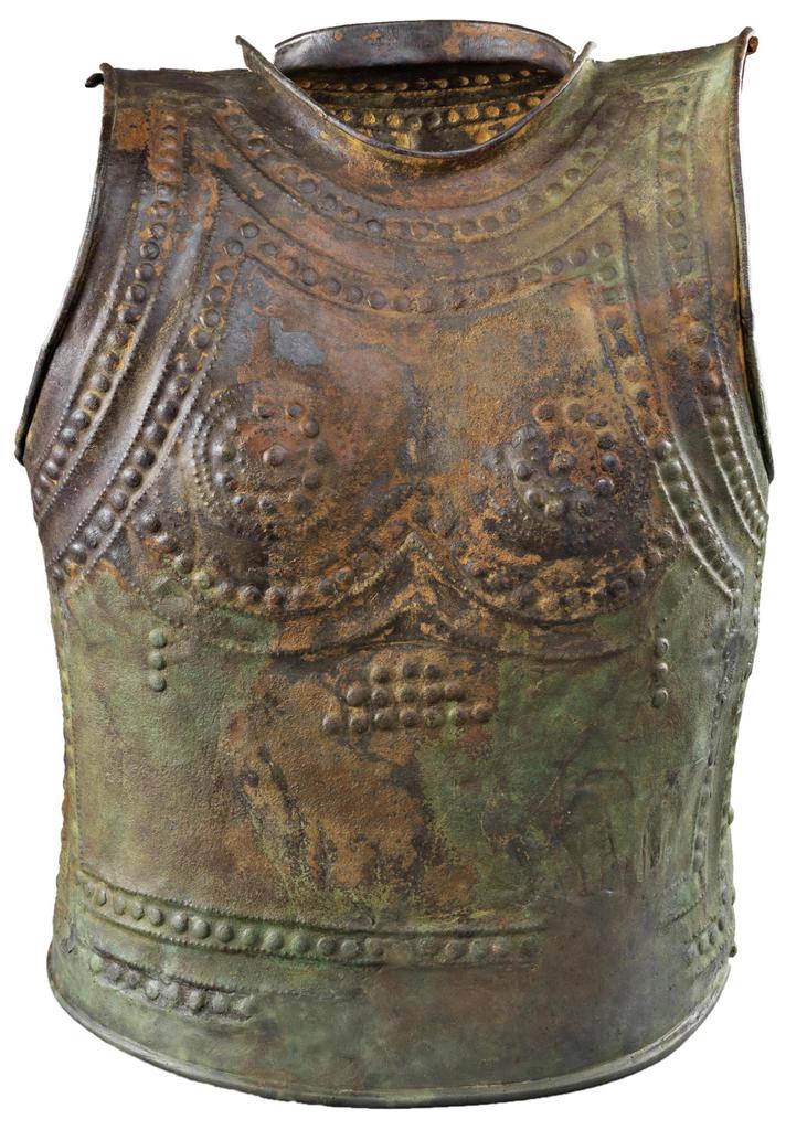 Cuirasse en tôle de bronze estampée de Marmesse. Bronze final, vers 1000 avant notre ère. Musée d’Archéologie nationale - Domaine national du château de Saint-Germain-en-Laye.