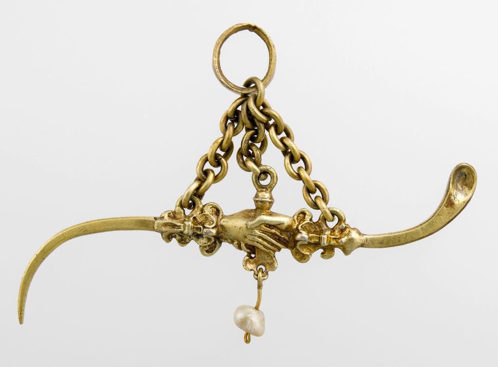 Cure-dent cure-oreilles, Allemagne, dernier tiers du XVIe siècle. Or, perle, 5,5 x 8 cm. Écouen, musée national de la Renaissance – château d’Écouen. 
