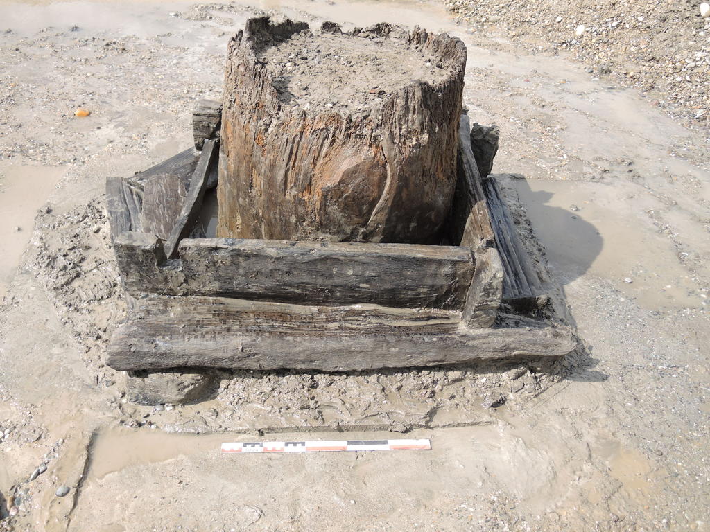 Vue du cuvelage en chêne du puits ST 218 d’Erstein (Bas-Rhin). L’analyse a révélé que les dates d’abattage des bois s’échelonnaient sur près de deux siècles, entre 1743 et 1562 (+/- 10 ans) avant notre ère.