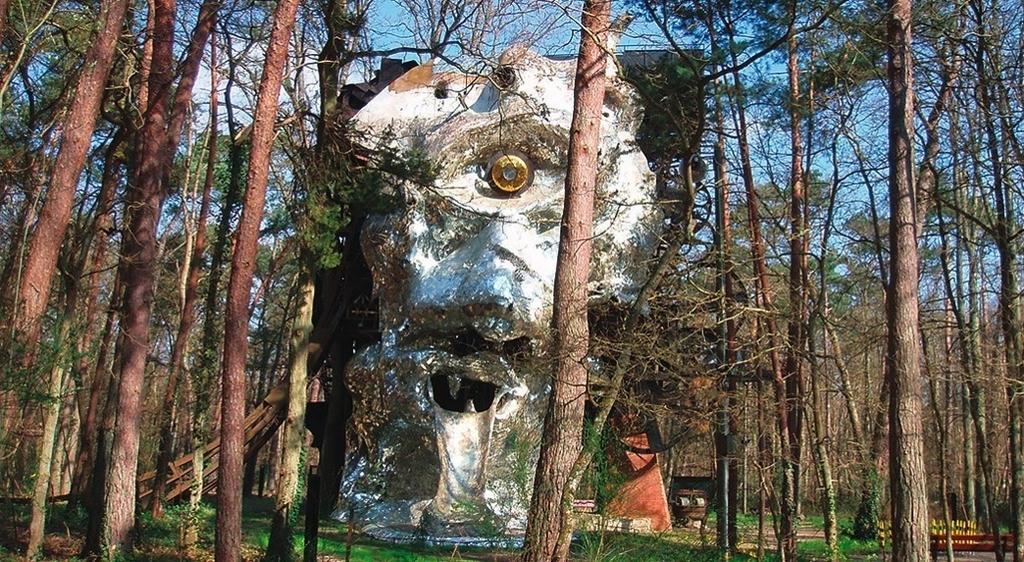 Le Cyclop. H. 22,5 m.