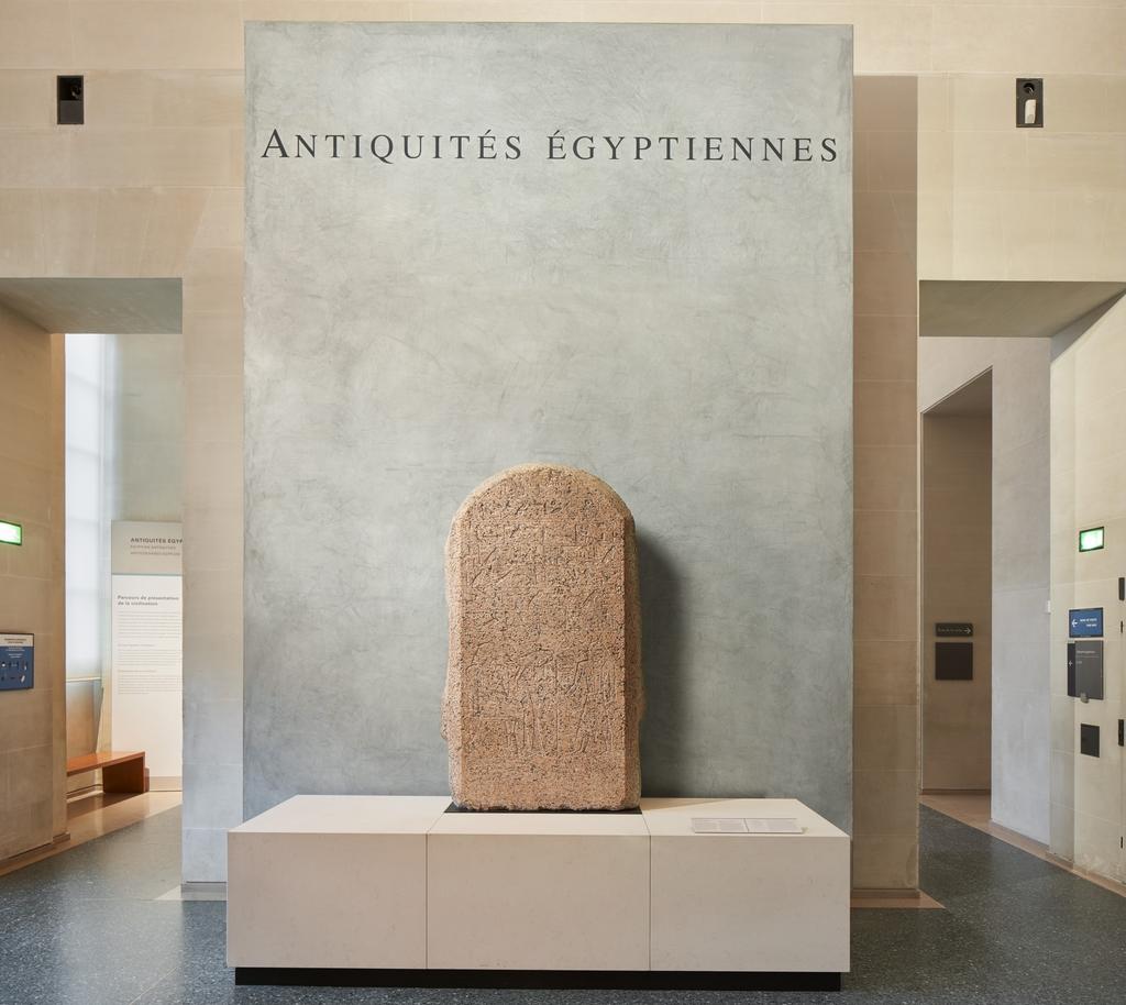 Le département des Antiquités égyptiennes du Louvre est plébiscité par les visiteurs, et notamment les familles. Son entrée est marquée depuis 2021, lorsque  trois nouvelles salles ont été inaugurées, par la stèle du vizir Senousret. 
