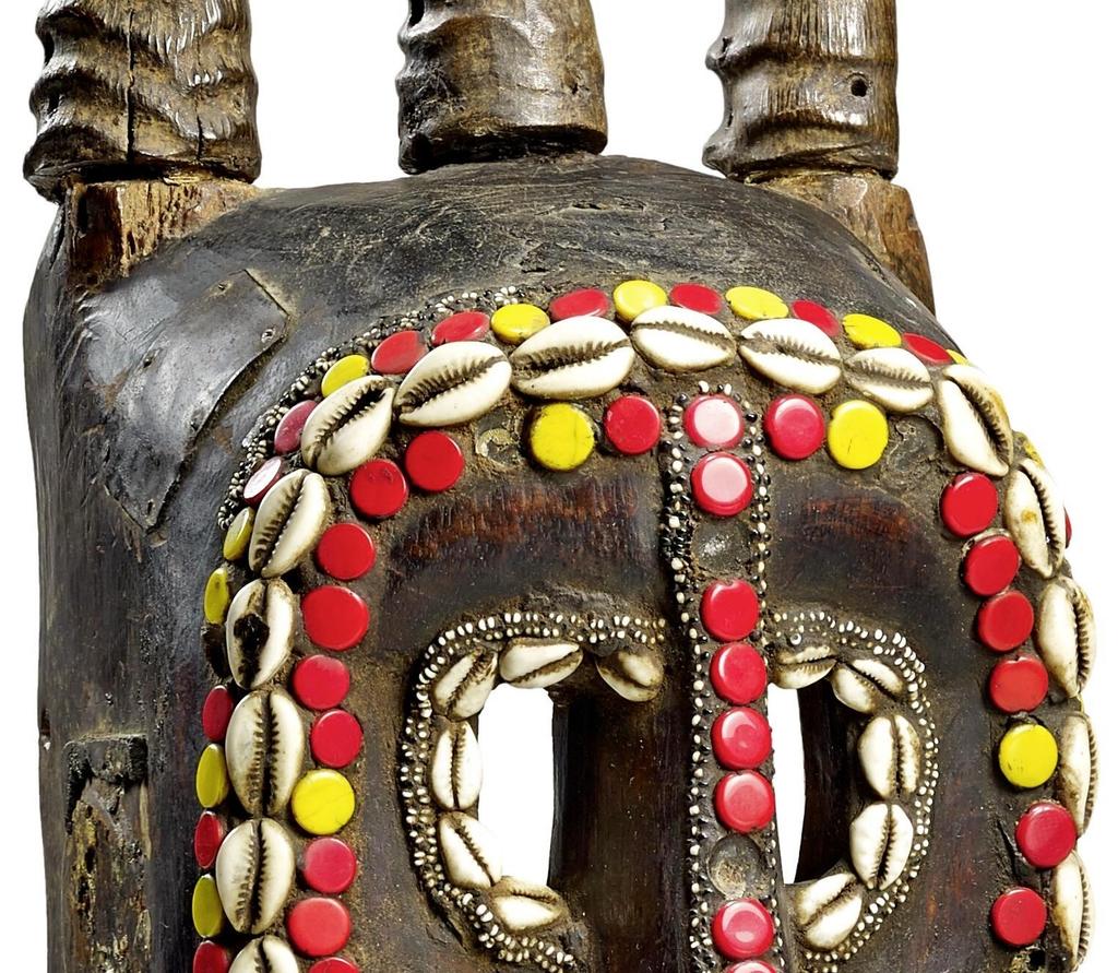 Masque anthropo-zoomorphe (détail). Bois de gangu, cauris, graines, éclats de miroir, verroterie européenne, enduit de beurre de karité, Mali, 1926.