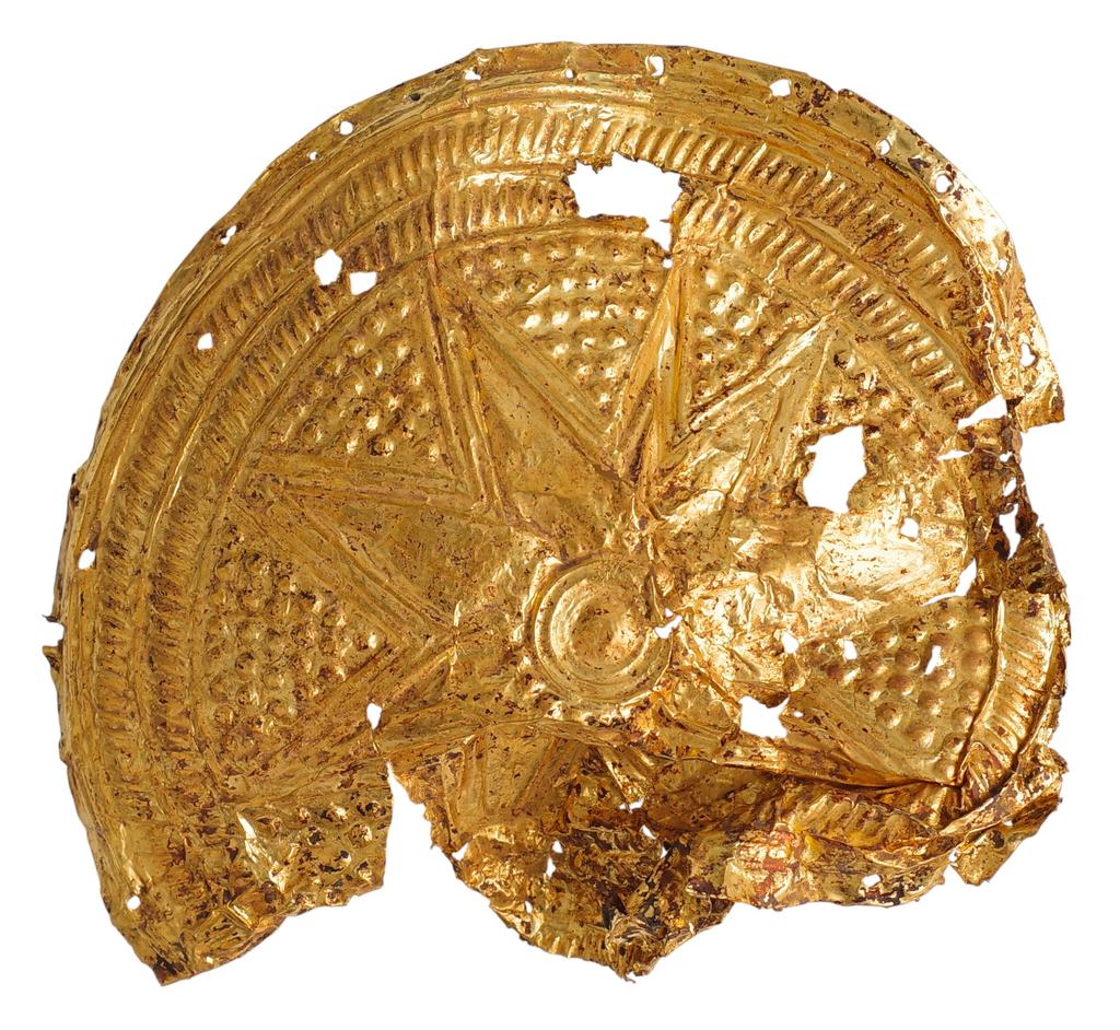 Disque en tôle d’or estampée du dépôt de Ribécourt (Oise), 11,2 cm de diamètre, 1450-1300 avant notre ère. Drac Hauts-de-France, SRA. 