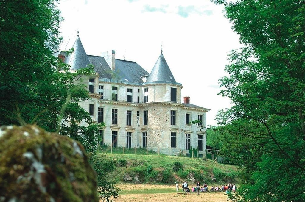 Vue extérieure du château de Méréville.