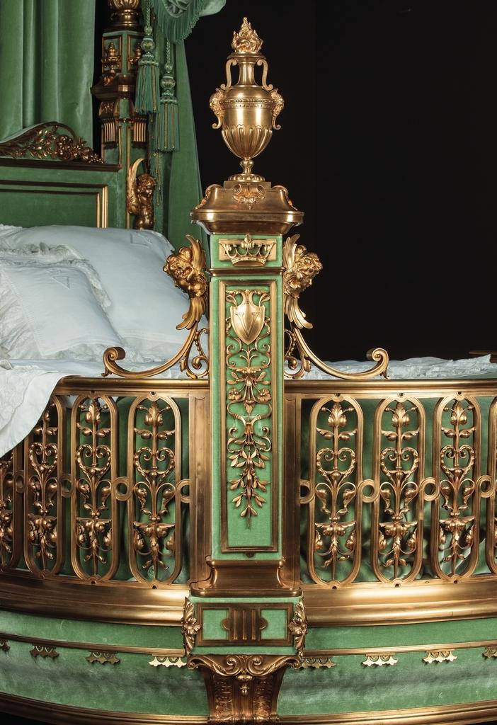 Édouard Lièvre, détail du lit de parade de Valtesse de la Bigne, vers 1880. Hêtre, bronze doré, velours de soie, 400 x 260 x 200 cm. Paris, MAD, legs Valtesse de la Bigne en 1911.