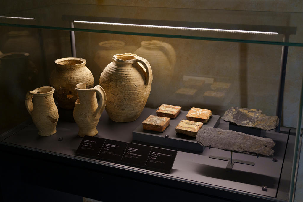 Objets mis au jour exposés dans la chapelle du château de Châteaubriant. 