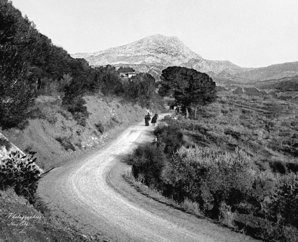 Le chemin de terre que Cezanne empruntait régulièrement pour aller peindre les carrières de Bibémus ou la Sainte Victoire, vers 1900.