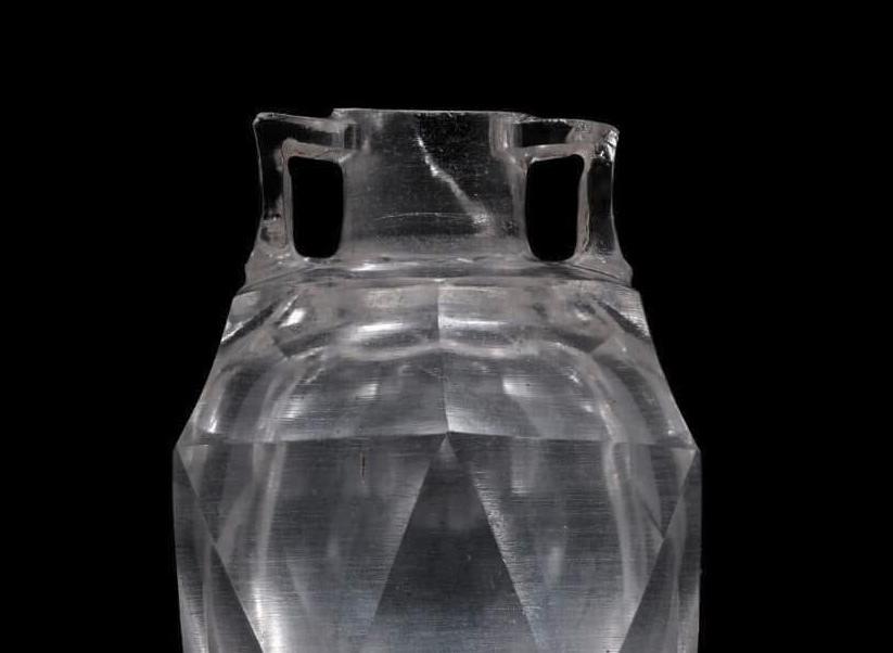 Fiole taillée dans un morceau de cristal de roche. Ier siècle avant notre ère-Ier siècle de notre ère. Los Angeles, villa Getty, 83.AN.331.