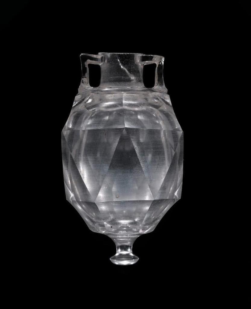 Fiole taillée dans un morceau de cristal de roche. Ier siècle avant notre ère-Ier siècle de notre ère. Los Angeles, villa Getty, 83.AN.331. 