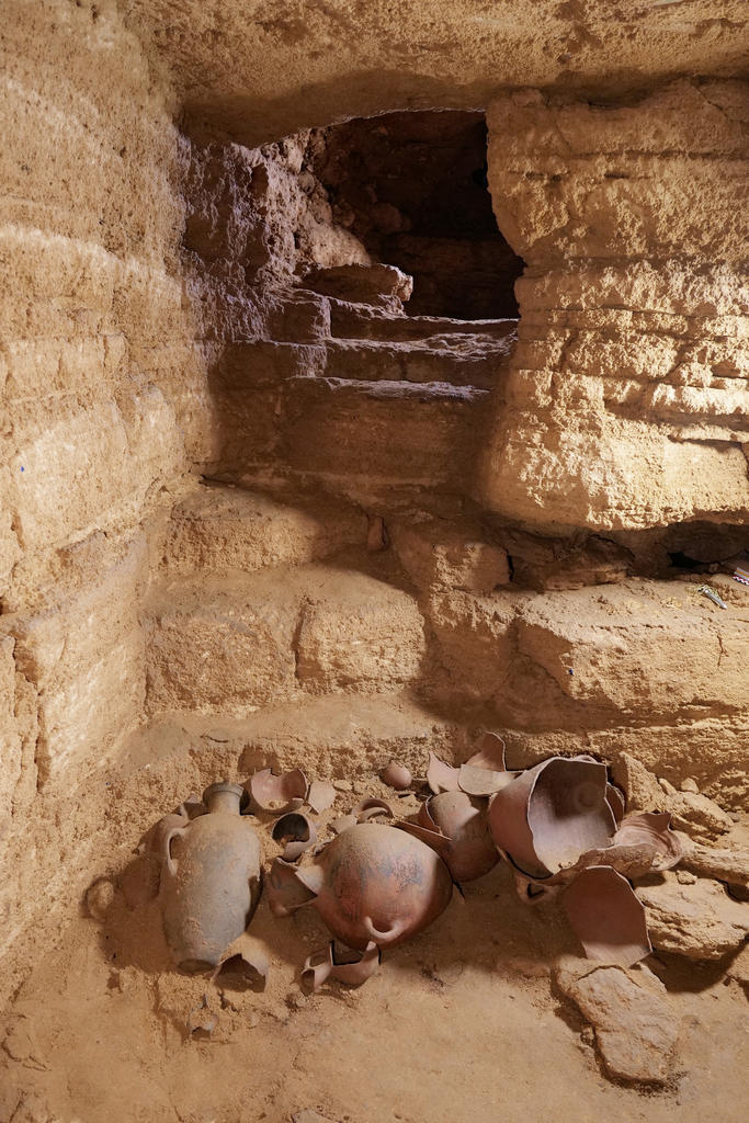 Fouille de l’intérieur des tombes.