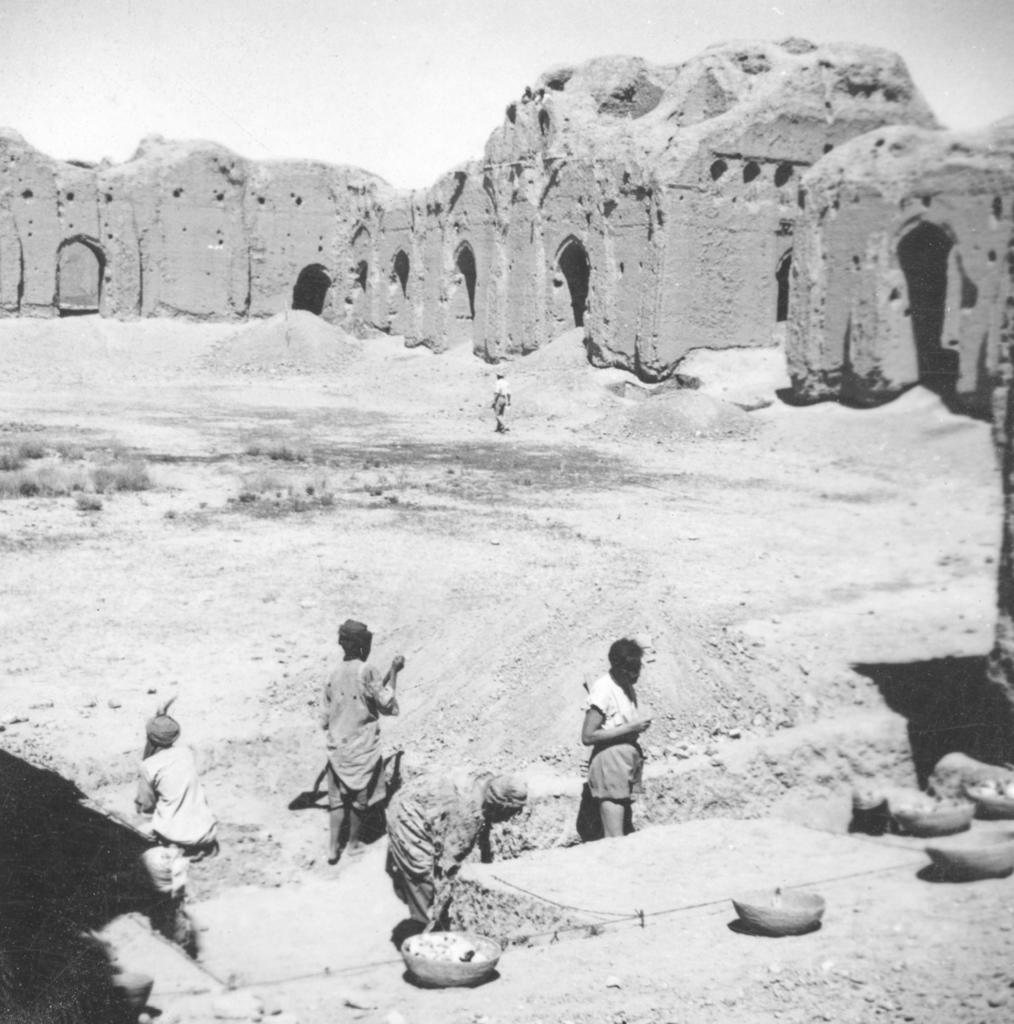 Fouilles de la cour centrale du Palais Sud à Lashkari Bazar. Photographie mission Daniel Schlumberger (1949-1951). Paris, MNAAG, archives photographiques, D-252.