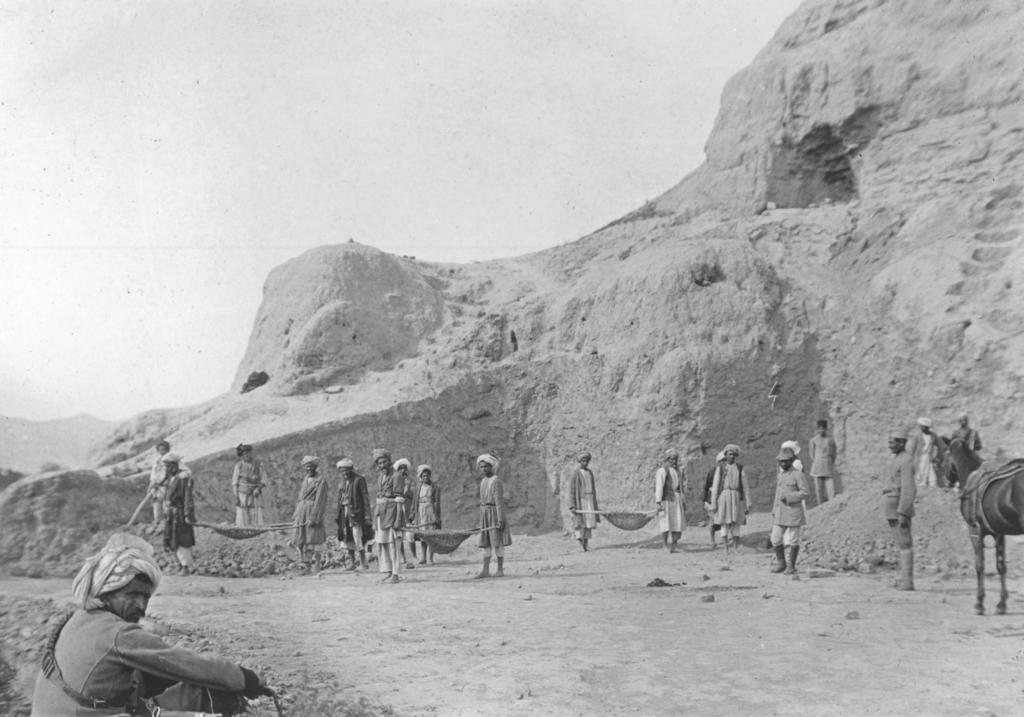 Fouille du stupa de Top-i Rustam à Balkh. Photographie Alfred Foucher (1924). Paris, MNAAG, archives photographiques, 86112-13.