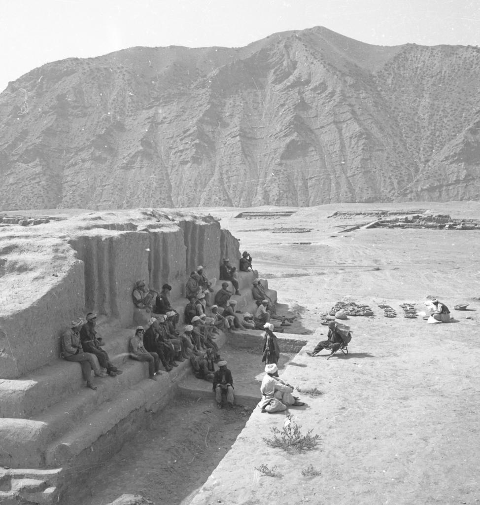 Fouille du temple aux niches indentées d’Aï Khanoum. Photographie mission Paul Bernard (1968-1973). Paris, MNAAG, archives photographiques, Akh 7336.