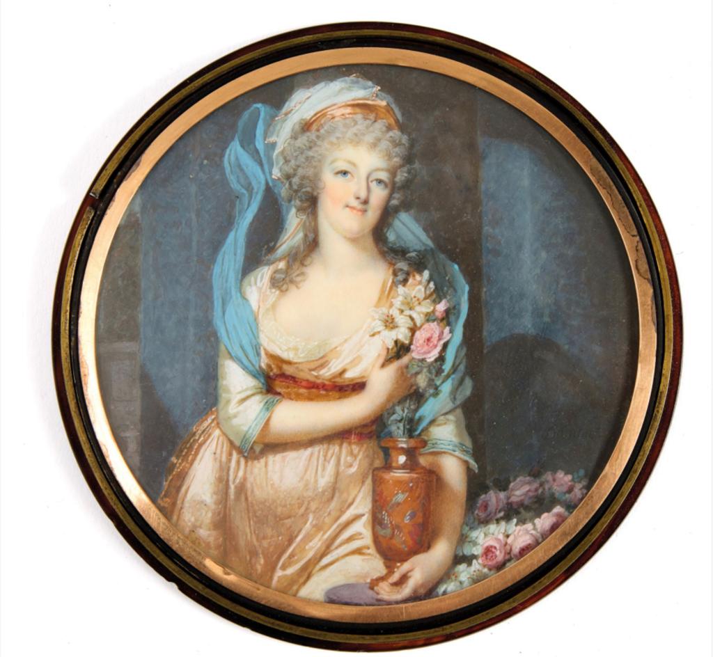 Tabatière à secret de Louis XVI à Varennes à double-fond en écaille dissimulant une  miniature polychrome de la reine Marie-Antoinette, signée en bas au milieu par François Dumont (1751-1831). Fin du XVIIIᵉ siècle. Diamètre : 8,8 cm. Vente Paris, Auction Art Rémy Le Fur & Associés, le 25 juin 2025. Estimé : 10 000/15 000 €. Adjugé : 53 844 € (frais inclus).