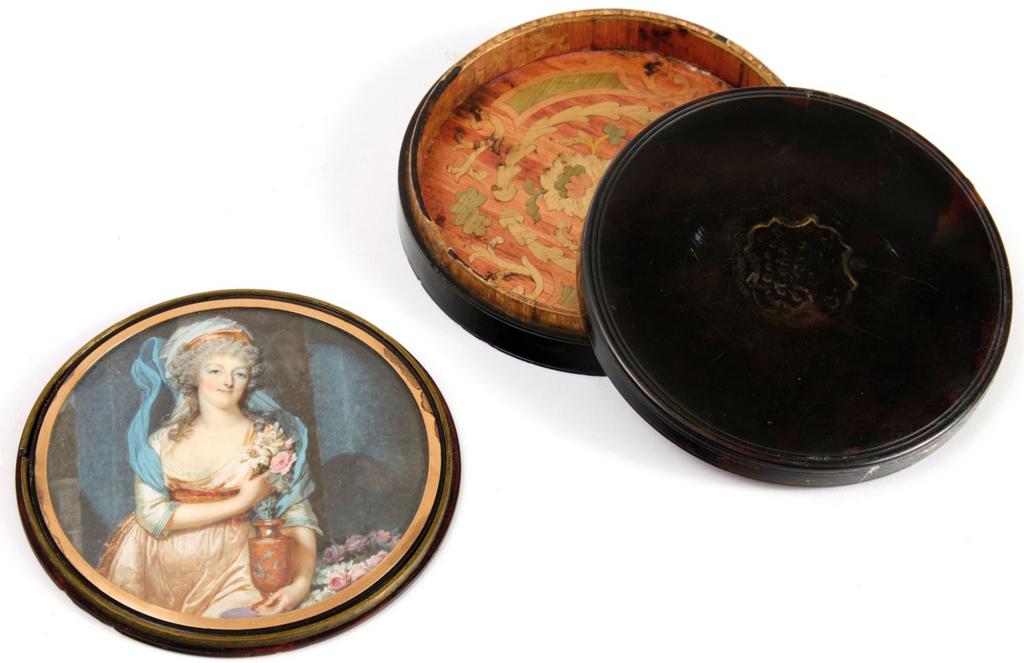 Tabatière à secret de Louis XVI à Varennes à double-fond en écaille dissimulant une miniature de la reine, l’intérieur marqueté de paille teintée décoré de feuillages et de fleurs stylisées. Double-fond orné d’une miniature polychrome de la reine Marie-Antoinette, signée en bas au milieu par François Dumont (1751-1831). Fin du XVIIIᵉ siècle. Diamètre : 8,8 cm. Vente Paris, Auction Art Rémy Le Fur & Associés, le 25 juin 2025. Estimé : 10 000/15 000 €. Adjugé : 53 844 € (frais inclus).