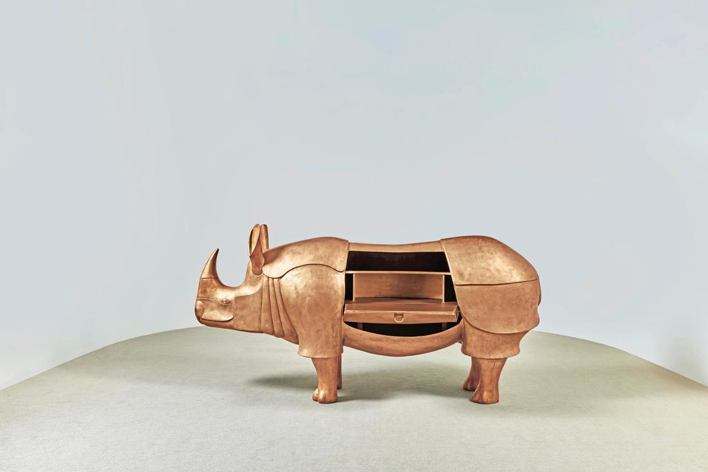François-Xavier Lalanne (1927-2008), Rhinocrétaire. Paris, 2003. Bronze patiné or, cuivre et cuir, 128,9 x 262,3 x 61 cm. Monogramme FXL, estampillé LALANNE, daté 2003 et numéroté 1/8. Vente New York, Sotheby’s, 11 juin 2025. Estimé : 3/5 M$. Adjugé : 16 422 500 $ (14 247 727 € frais inclus).