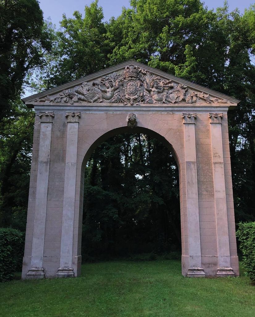 La famille de Saint-Léon réunit dans son domaine d’autres éléments parfois promis à la destruction, comme le fronton sculpté de l’aile gauche du château de Saint-Cloud