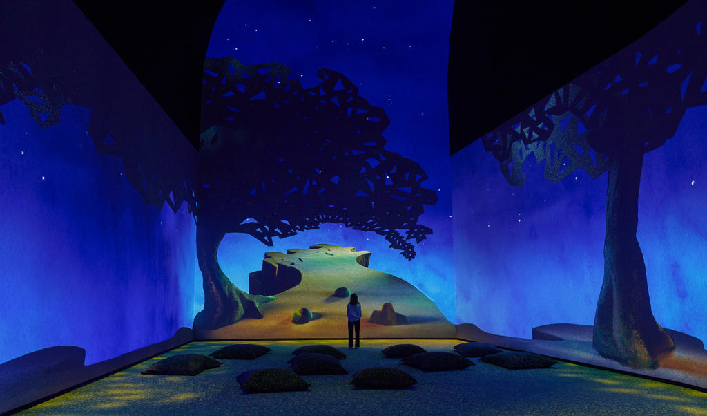 Vue de la galerie 10 de l'exposition, la plus monumentale, où sont mis en lumière et mouvement les créations de David Hockney pour l'Opéra. 