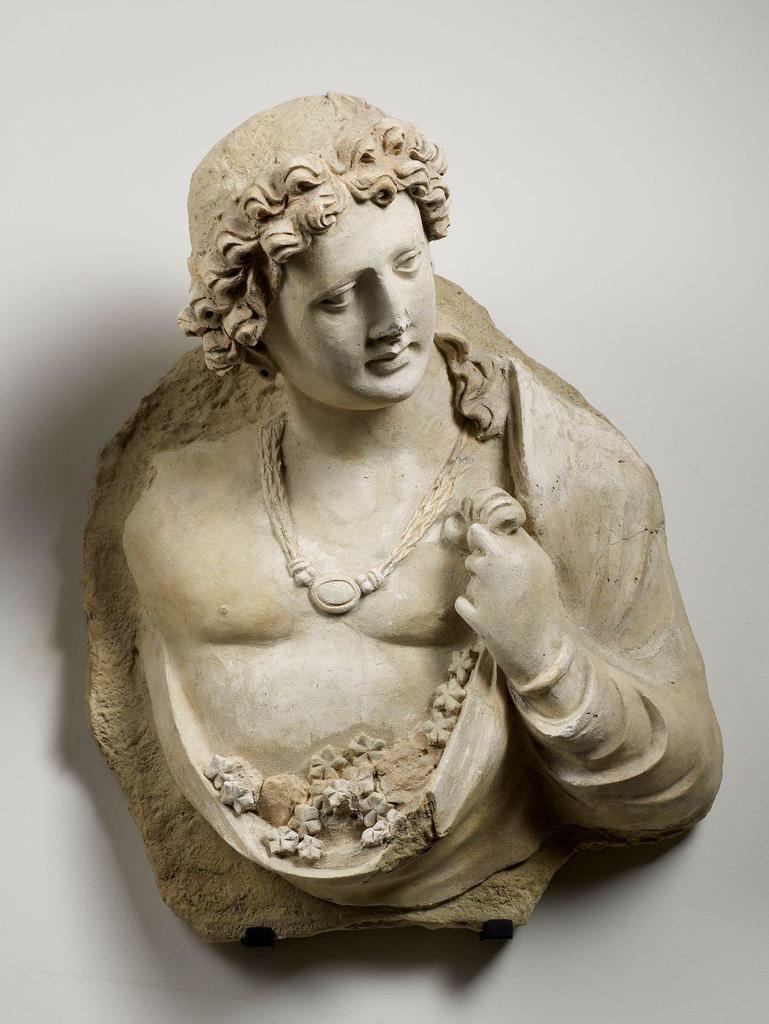 Le « Génie aux fleurs » de Hadda. Monastère de Tapa Kalan. IVe siècle. Stuc. Fouilles de la DAFA, mission Jules Barthoux (1927). Paris, MMAAG.