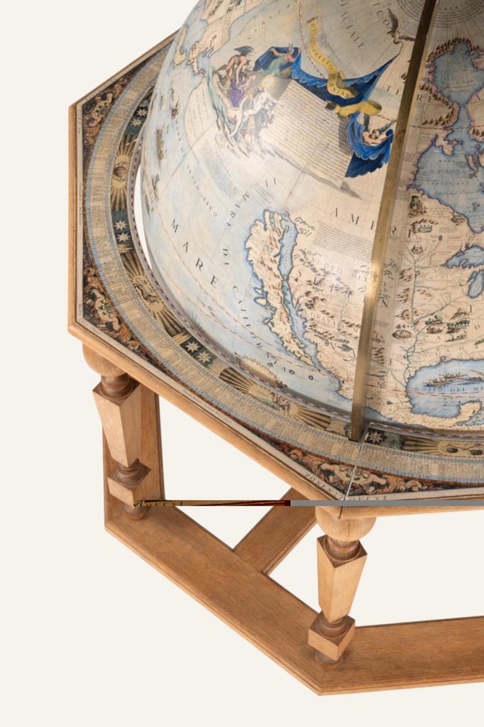 Globe terrestre marqué sur plaque, de Fernand Pouillon. Bordure avec les drapeaux internationaux, signes du zodiaque et chronologie des découvertes scientifiques (1985), estimé entre 10 000 et 15 000 €. Adjugé : 10 400 €. Vente Piasa du 31 mars 2025, lot unique. 