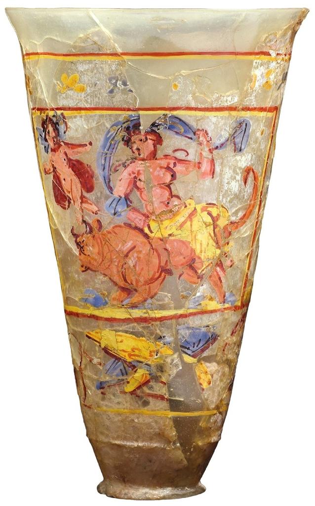 Gobelet de Begram figurant l’enlèvement d’Europe et celui de Ganymède et l’aigle. Chantier 2, chambre 13, Iᵉʳ -IIᵉ siècles. Verre peint. H. 16 ; D. 9,5 cm. Fouilles de la DAFA, mission Joseph Hackin (1939). Paris, MNAAG, MG 21228.