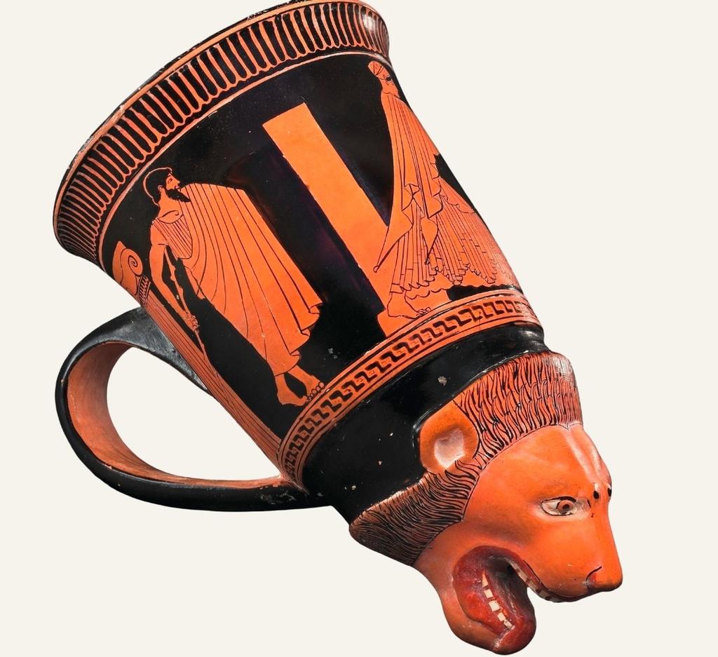 Douris (attribué à), rhyton à figures rouges sur fond noir en forme de tête de lion, vers 500-470 avant notre ère. Découvert à Capoue, en Campanie actuelle. H. 13,97 cm. Inhabituelle, la scène figurée sur cette céramique montre une femme poursuivant un jeune homme.