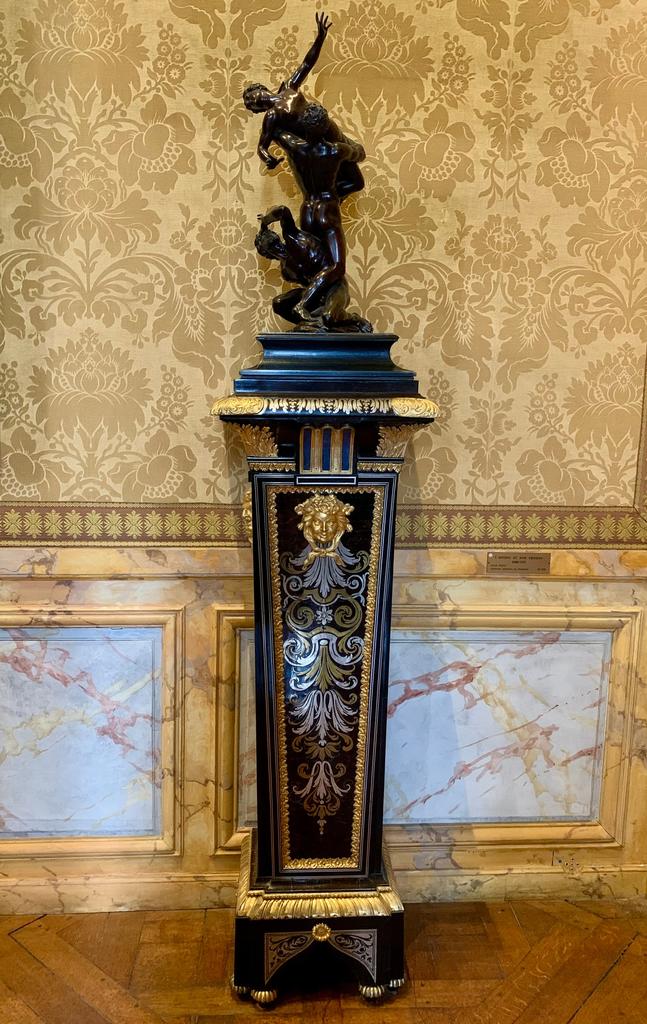 Deux scabellons d’André-Charles Boulle ayant orné le mythique cabinet des Glaces du Grand Dauphin au château de Versailles et des bronzes de sa collection, tel cet Enlèvement d’une Sabine d’Antonio Susini, seront présentés dans l’exposition « Le Grand Dauphin (1661-1711). Fils de roi, père de roi, jamais roi » dans une évocation de ce cabinet disparu.