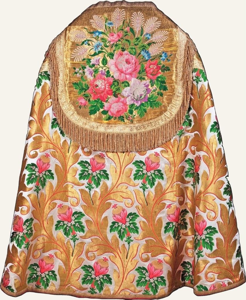 Grand Frères, chape de l’ornement offert par Napoléon III au trésor de Notre-Dame à l’occasion du baptême du prince impérial, Lyon, 1837-1838 (tissage). Soierie façonnée à fond de satin blanc (fond or pour orfrois, chaperon et patte d’accrochage) broché de soie polychrome et or, cannetille, satinette, 140 x 310 cm. Paris, Trésor de Notre-Dame.