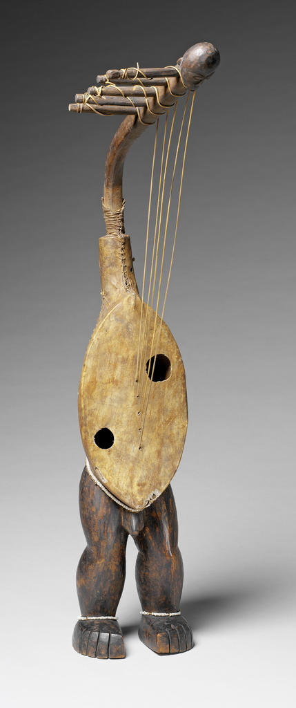 Harpe arquée à 5 cordes. Bois, peau, perles, Congo, avant 1901.