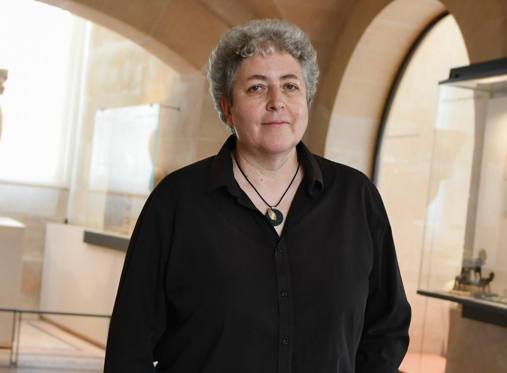 Hélène Guichard dans les salles du département des Antiquités égyptiennes, au musée du Louvre, qu’elle va à présent diriger.