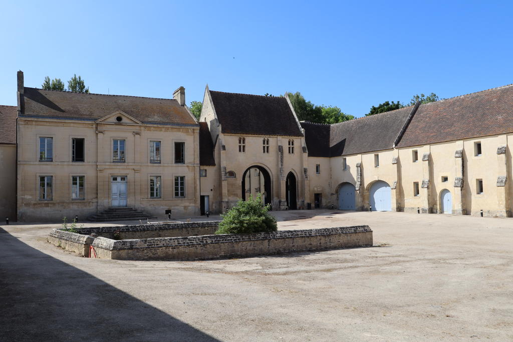Les plus anciens bâtiments de l’abbaye datent du XIIe siècle et s’organisent autour d’une cour intérieure.