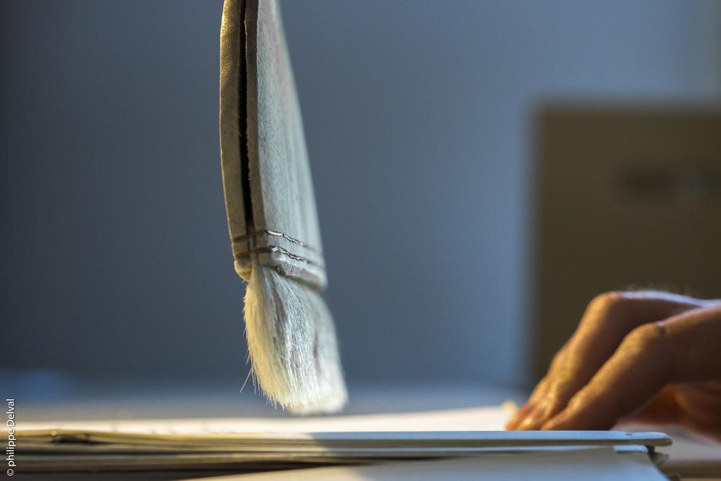 Selon les conditions dans lesquelles ils ont été conservés, les manuscrits doivent être dépoussiérés avec beaucoup de précaution dans les ateliers de l’Imec. 